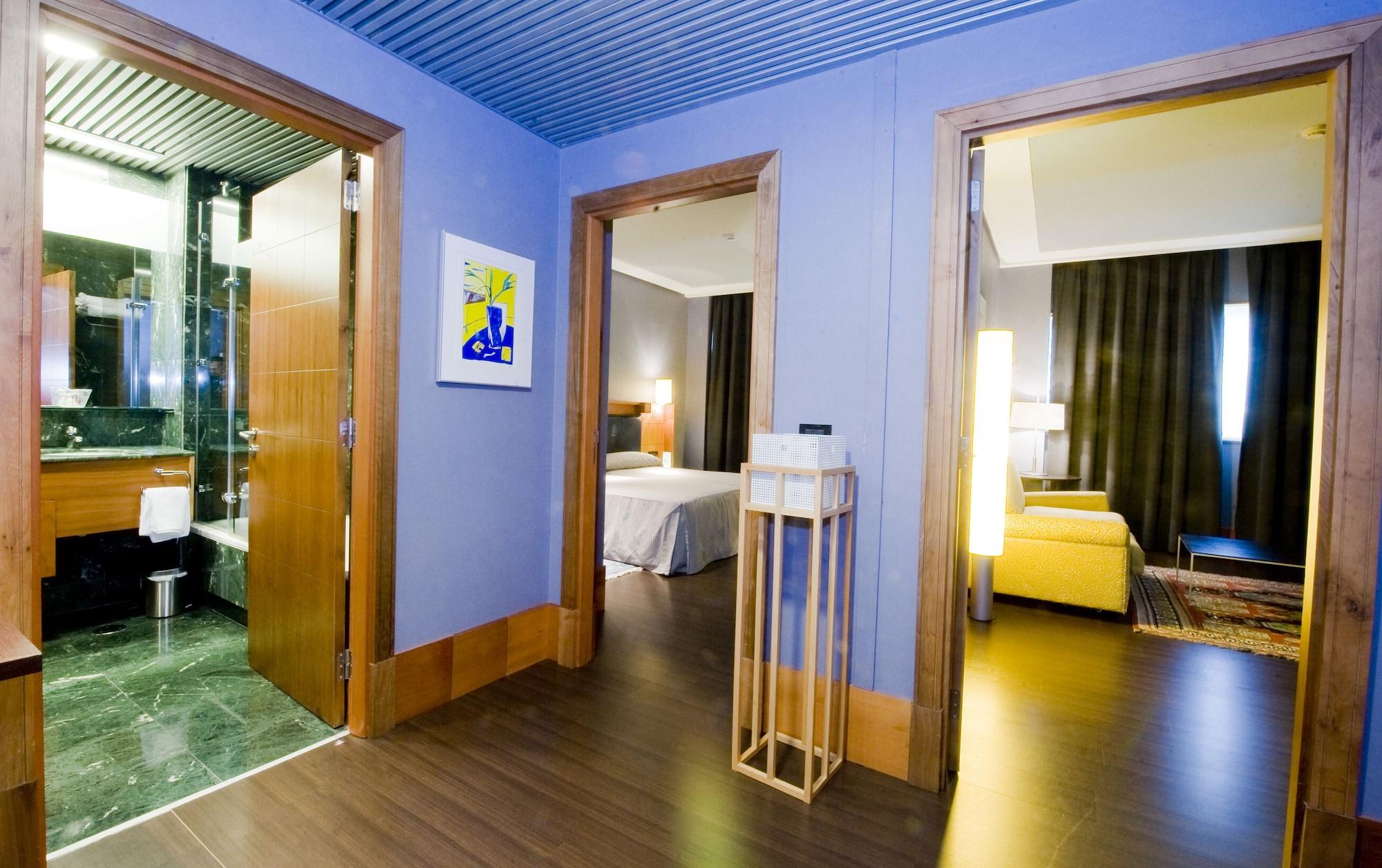 Gran Hotel Lakua Vitoria-Gasteiz Szoba fotó A suite at the Hotel Arts