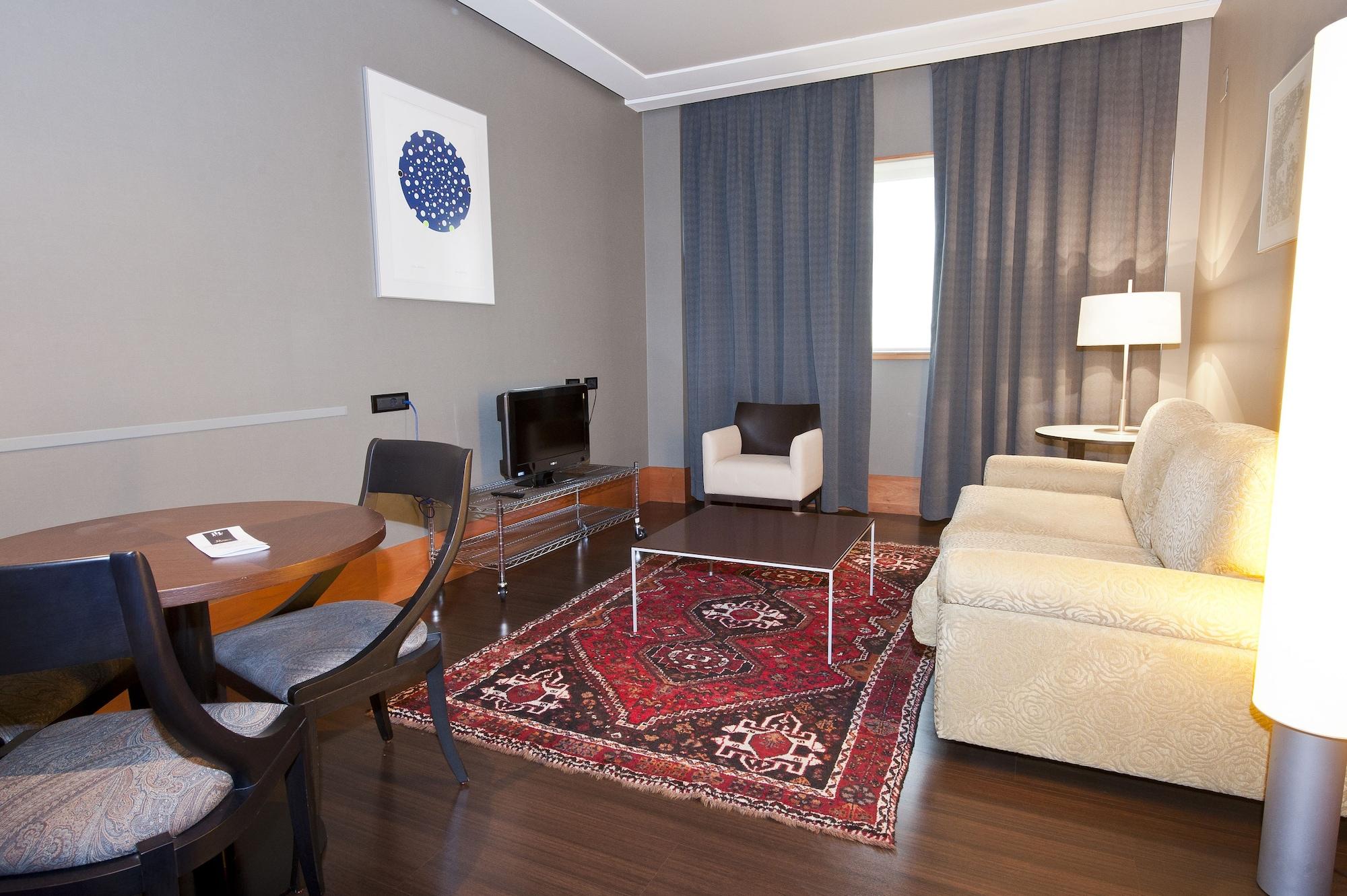 Gran Hotel Lakua Vitoria-Gasteiz Kültér fotó A living room