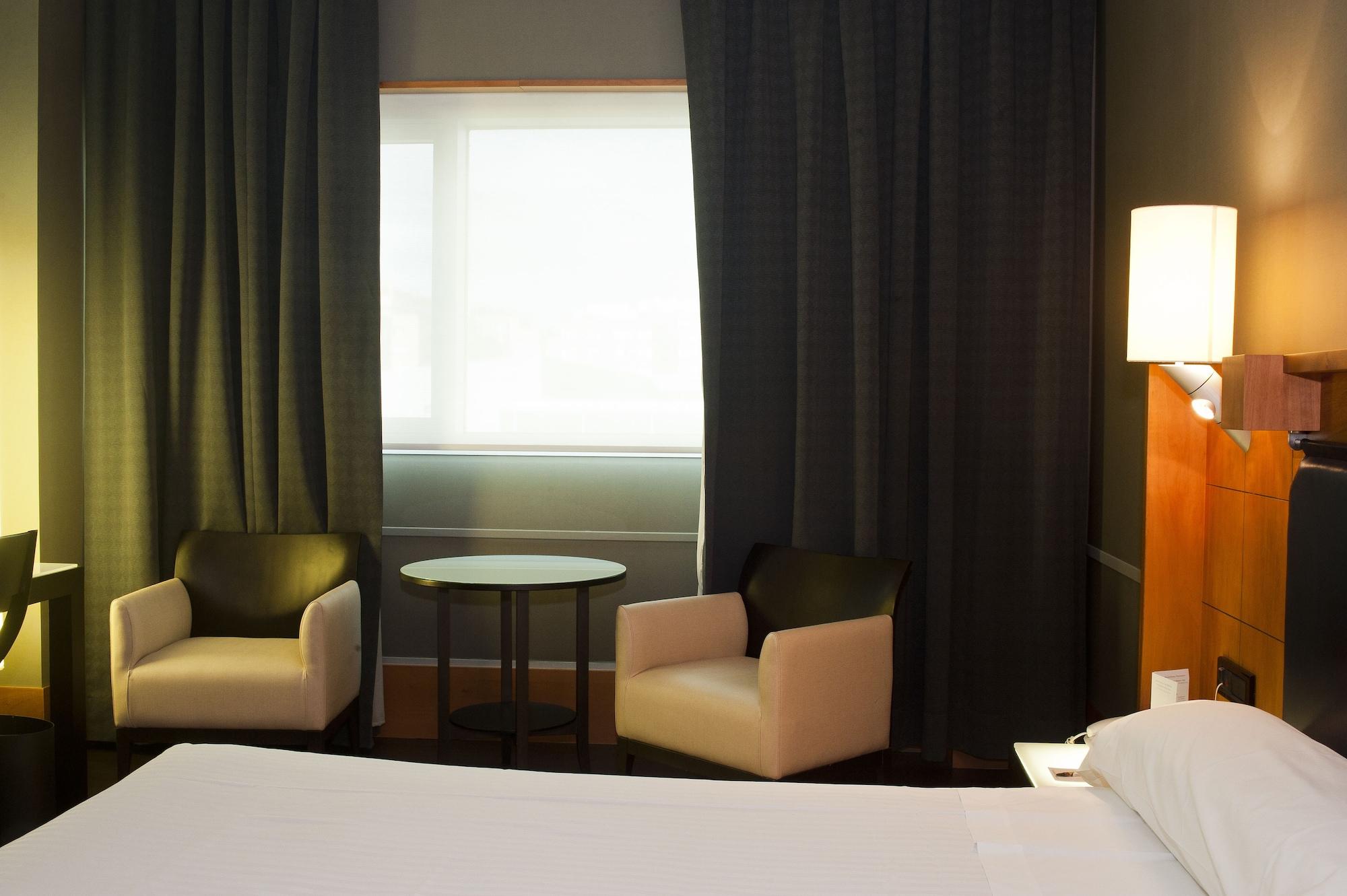 Gran Hotel Lakua Vitoria-Gasteiz Kültér fotó A room at the hotel