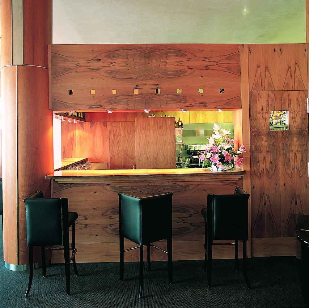 Gran Hotel Lakua Vitoria-Gasteiz Kültér fotó The bar at the restaurant