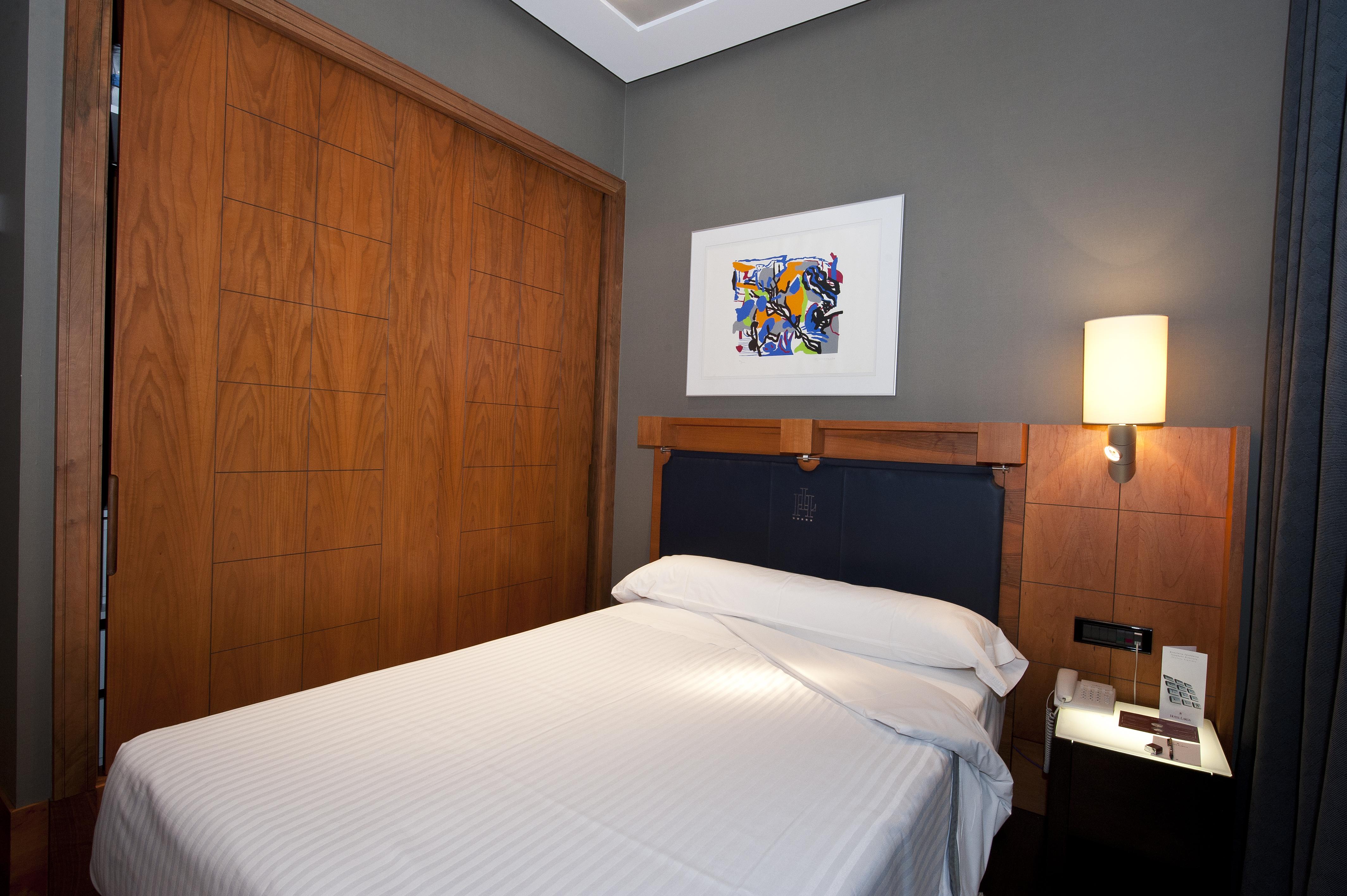 Gran Hotel Lakua Vitoria-Gasteiz Kültér fotó A room at the hotel