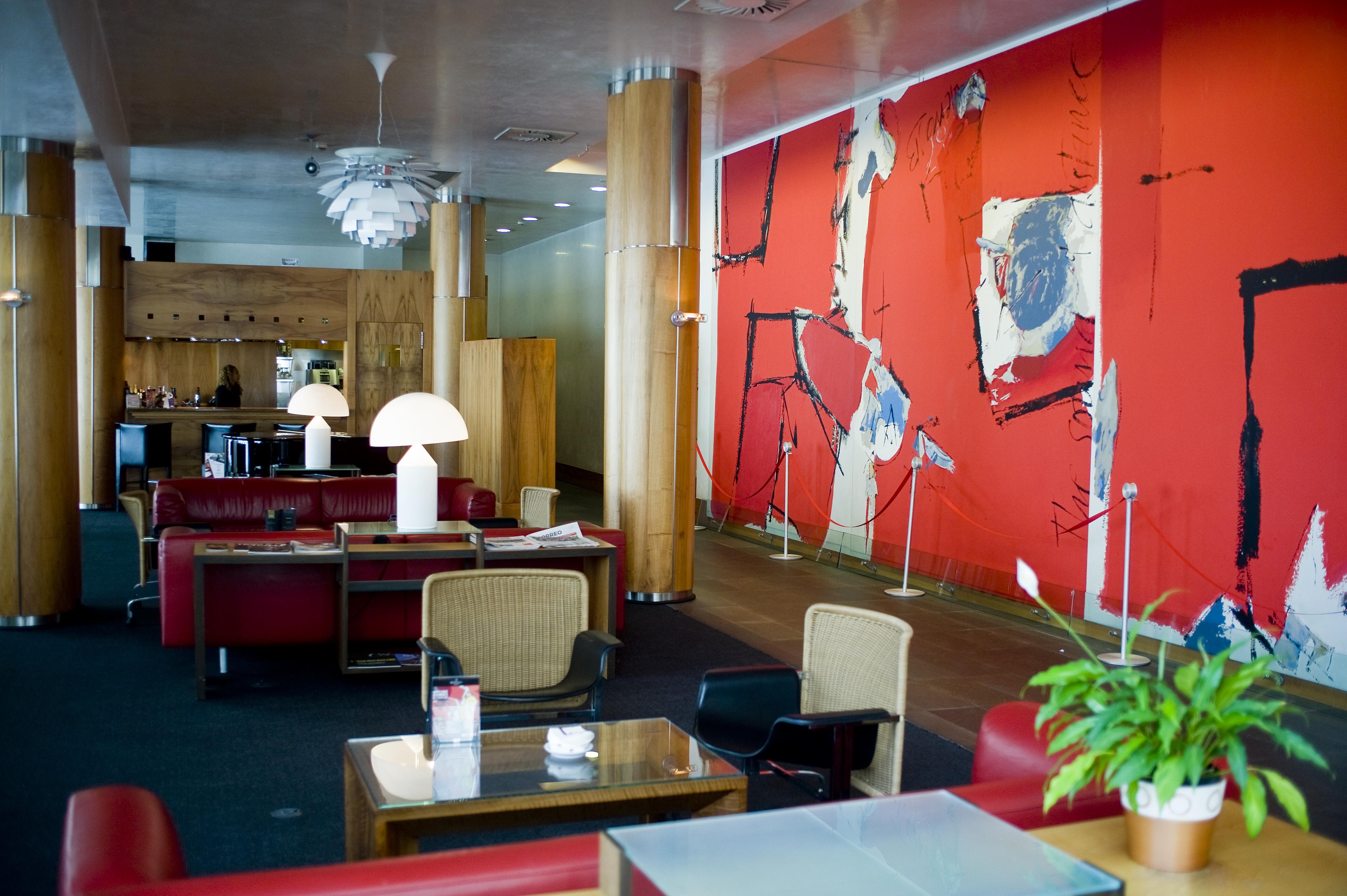 Gran Hotel Lakua Vitoria-Gasteiz Kültér fotó The lounge at the airport