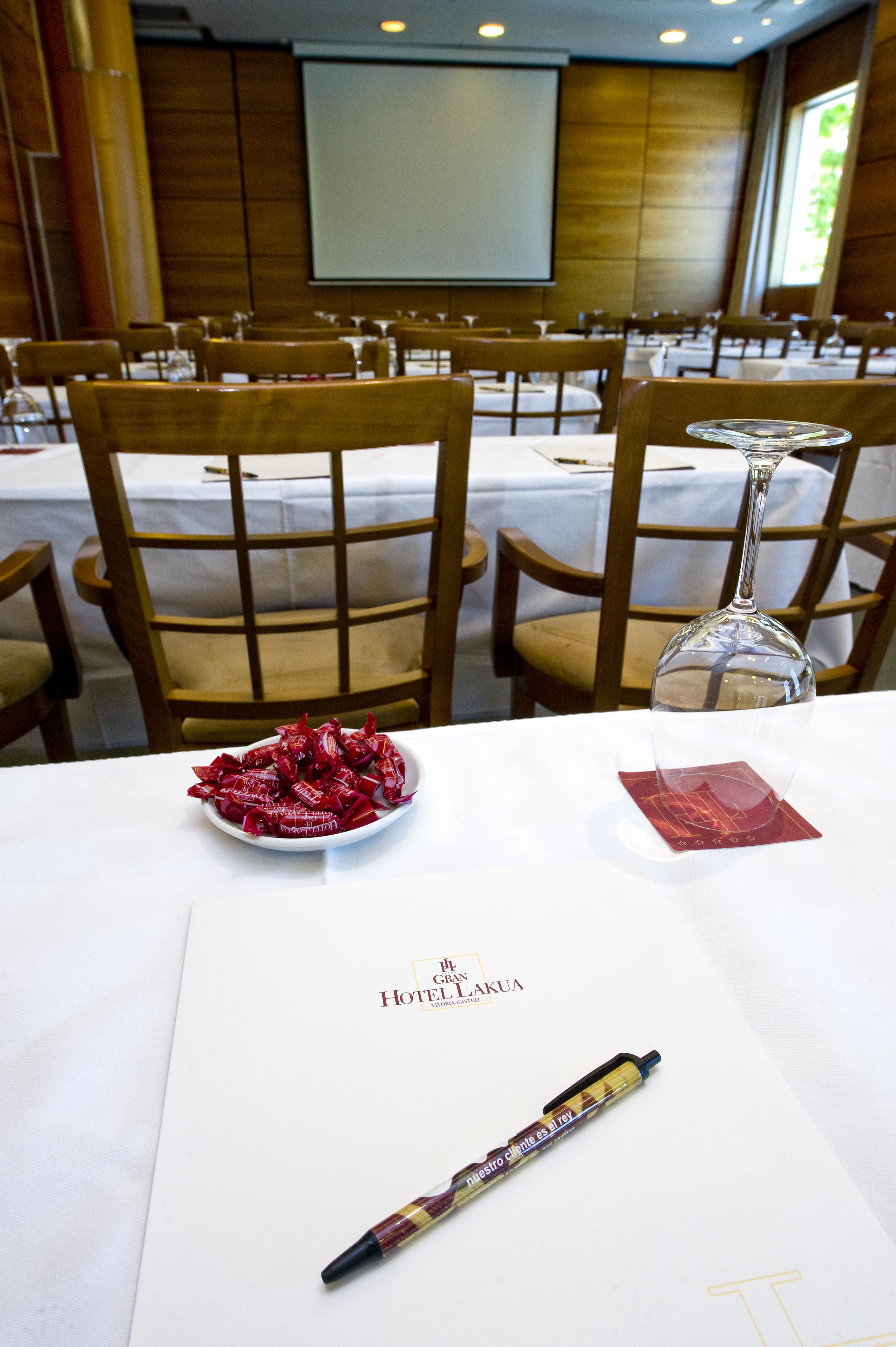 Gran Hotel Lakua Vitoria-Gasteiz Kültér fotó A bowl of rose petals at a wedding