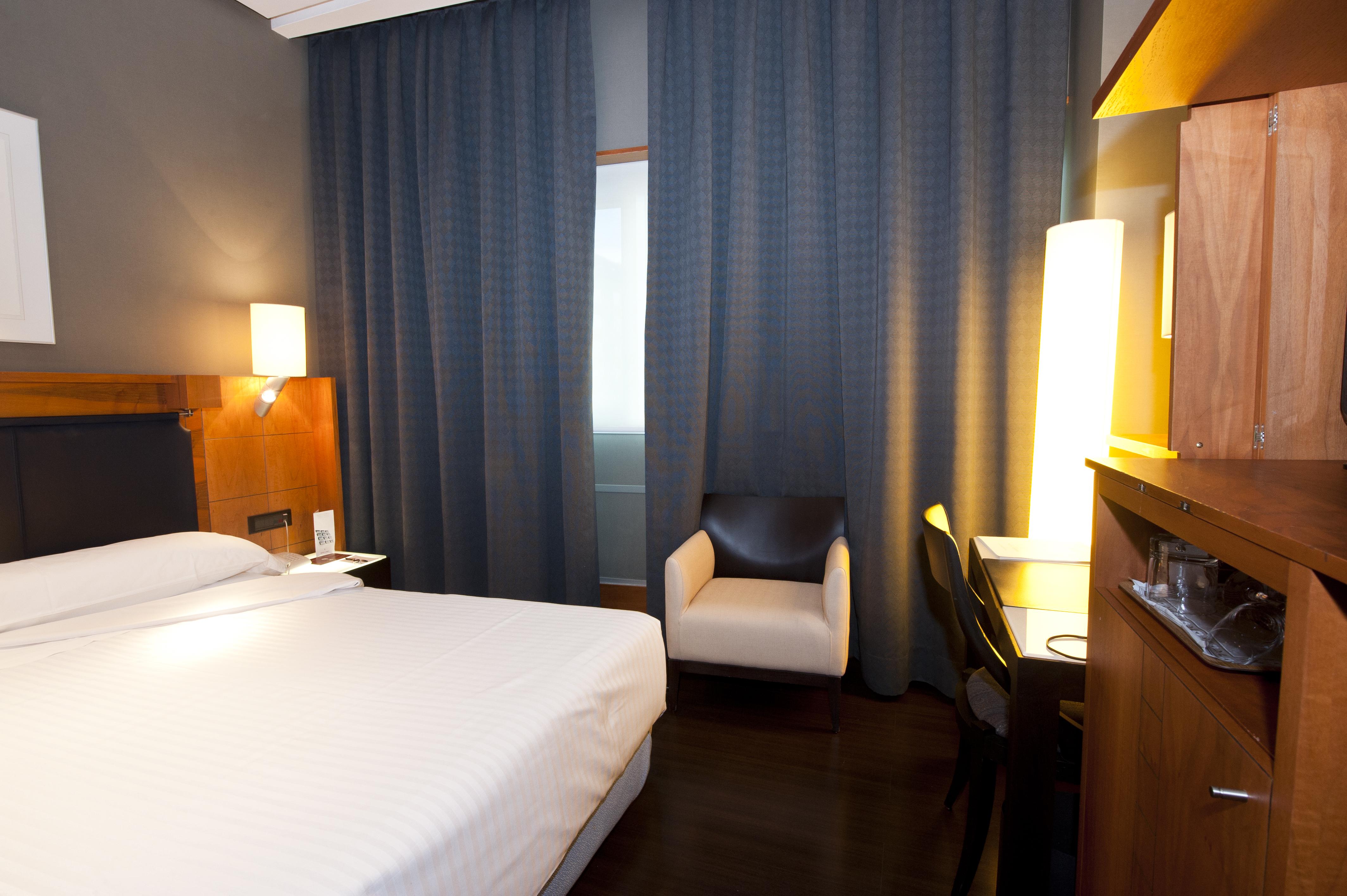 Gran Hotel Lakua Vitoria-Gasteiz Kültér fotó A room at the hotel