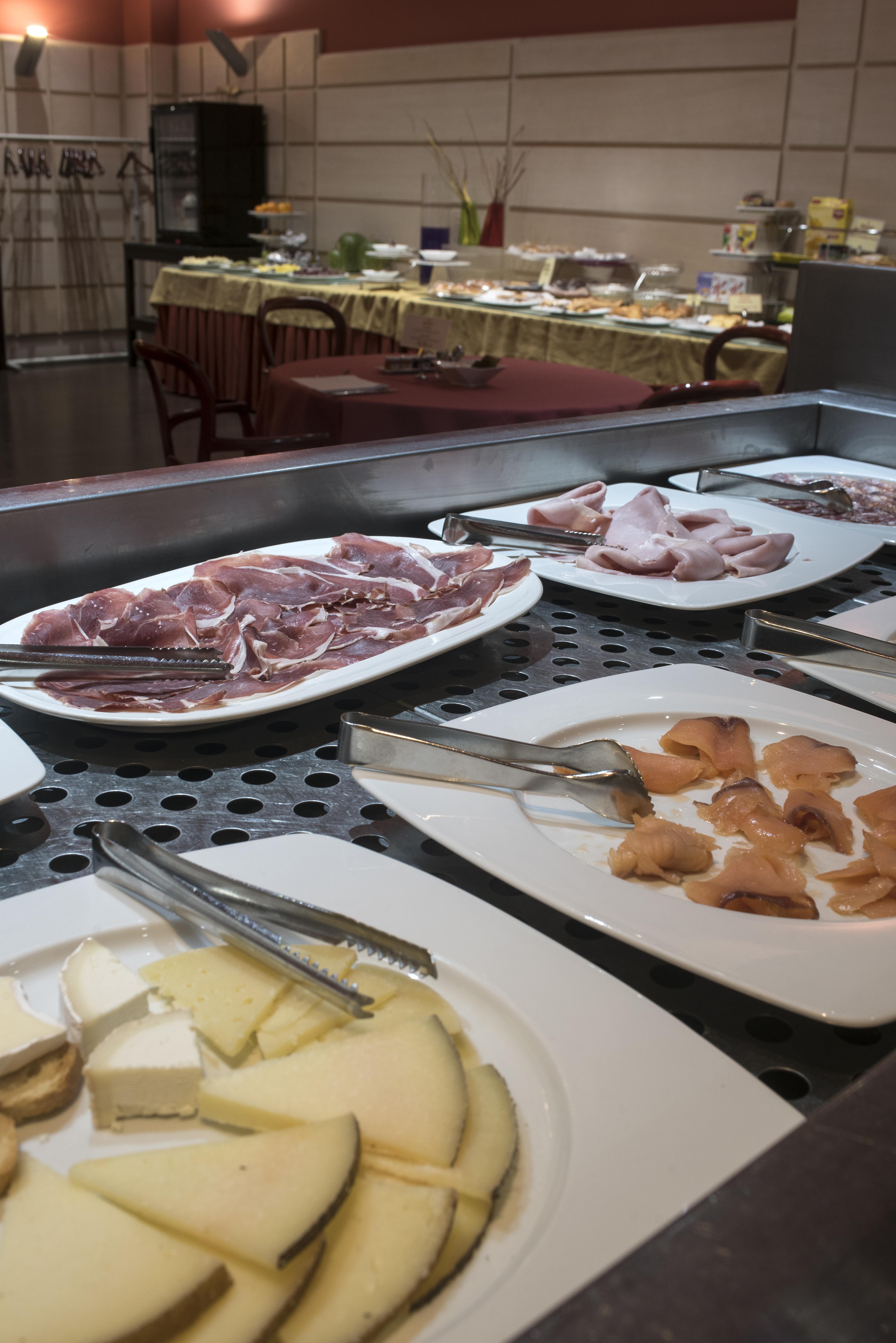 Gran Hotel Lakua Vitoria-Gasteiz Kültér fotó Cold cuts