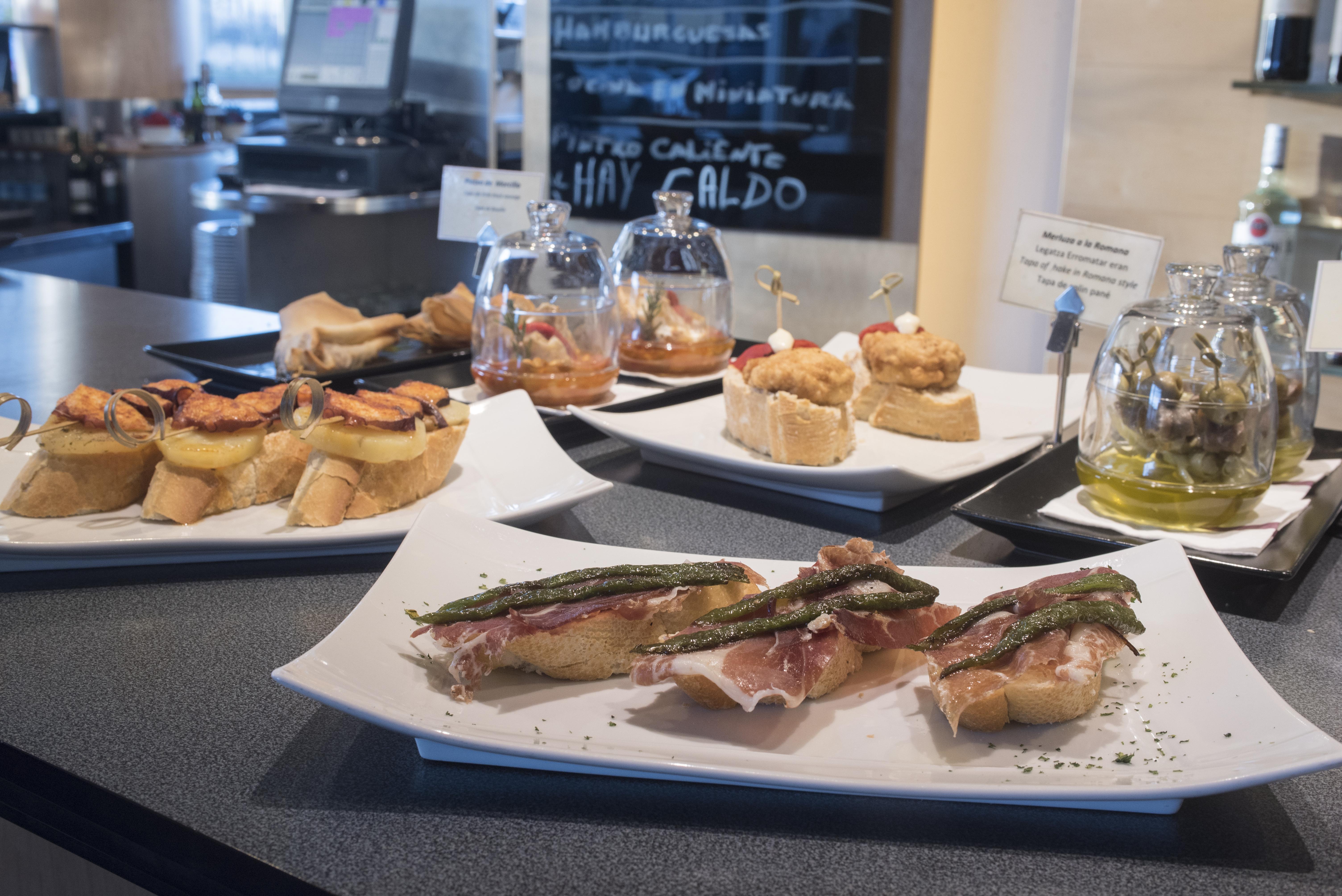 Gran Hotel Lakua Vitoria-Gasteiz Kültér fotó Pintxo tapas