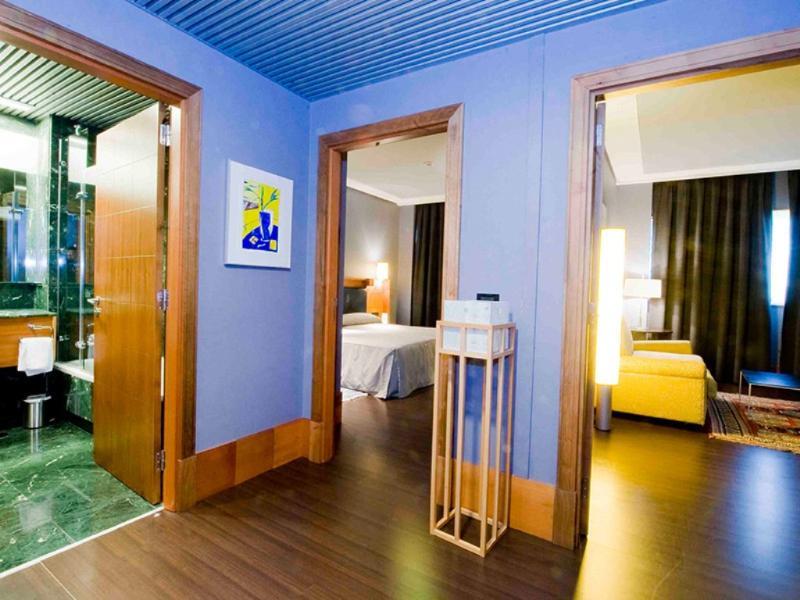Gran Hotel Lakua Vitoria-Gasteiz Kültér fotó A suite at the hotel