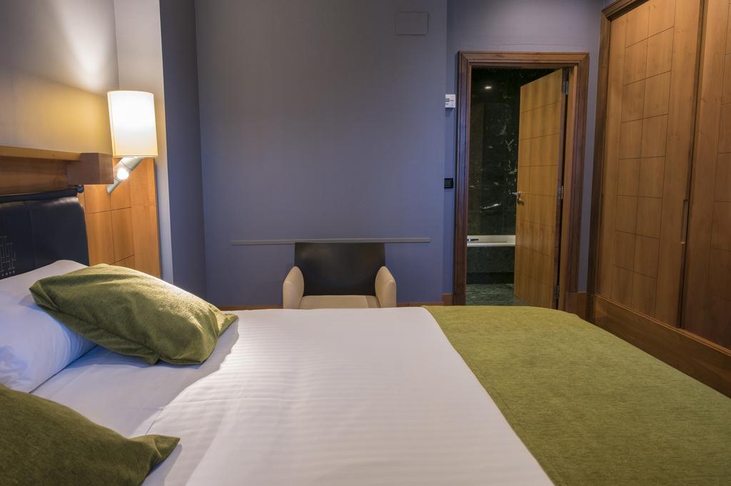 Gran Hotel Lakua Vitoria-Gasteiz Kültér fotó A room at the hotel