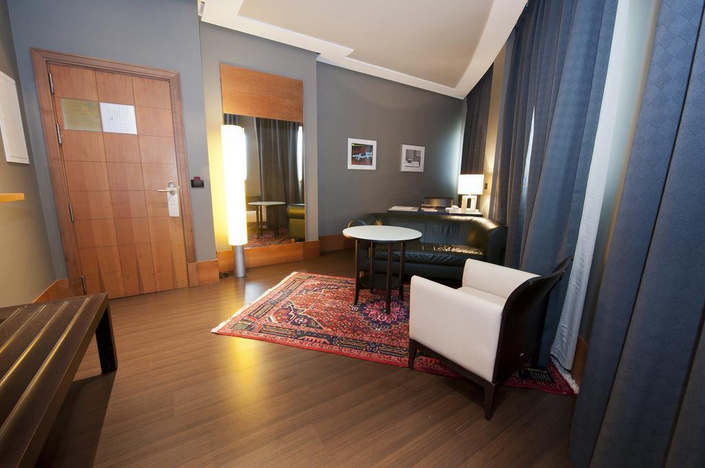 Gran Hotel Lakua Vitoria-Gasteiz Kültér fotó A suite at the hotel