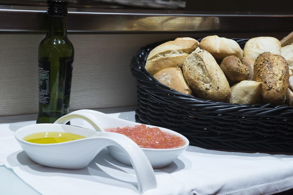 Gran Hotel Lakua Vitoria-Gasteiz Kültér fotó Olive oil and bread