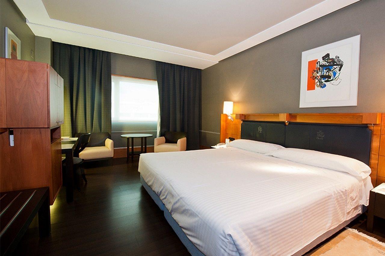 Gran Hotel Lakua Vitoria-Gasteiz Kültér fotó A room at the hotel