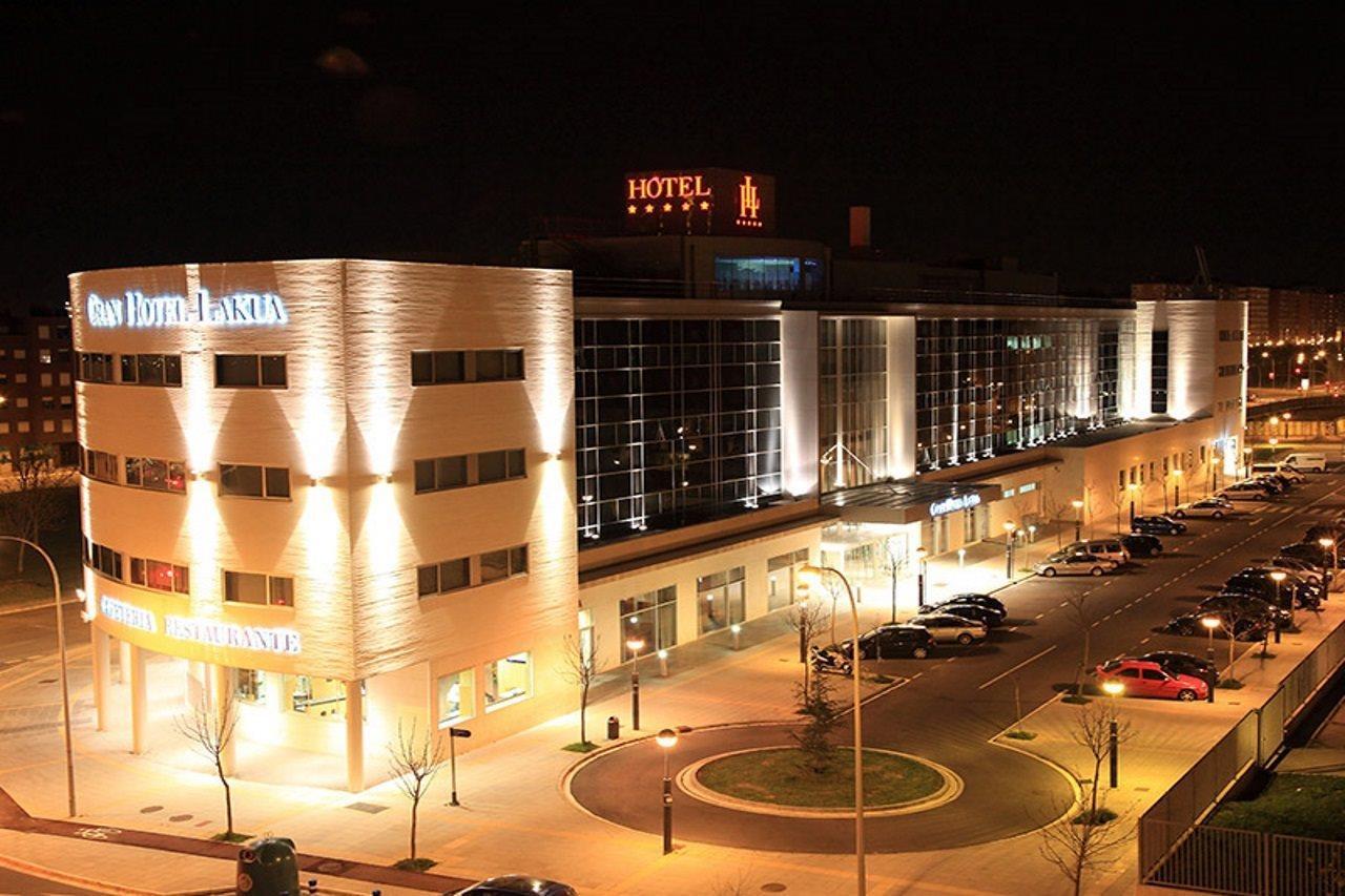 Gran Hotel Lakua Vitoria-Gasteiz Kültér fotó The hotel at night