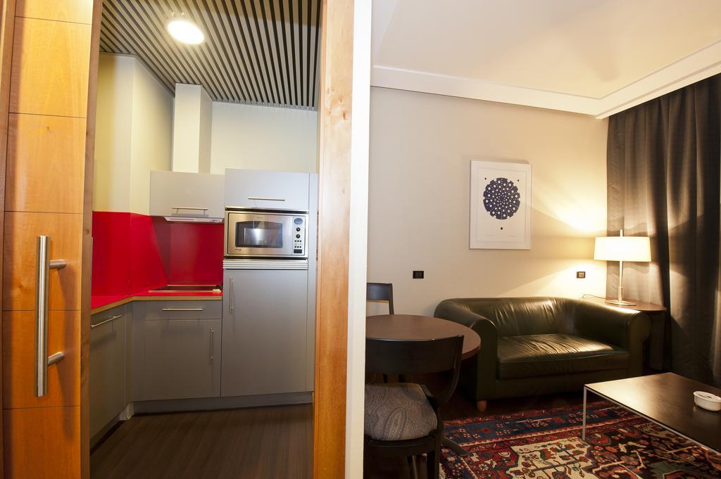 Gran Hotel Lakua Vitoria-Gasteiz Kültér fotó A studio apartment in London